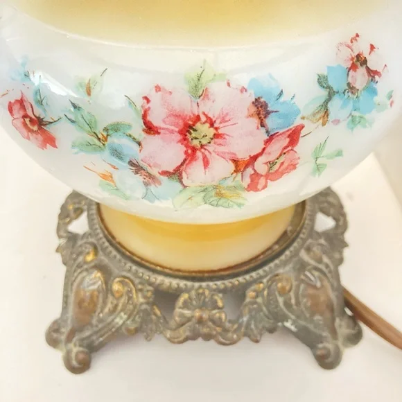 Vintage table lamp Hurricane lamp Victorian milk glass shade Hurricane lamp - Picture 4 of 6